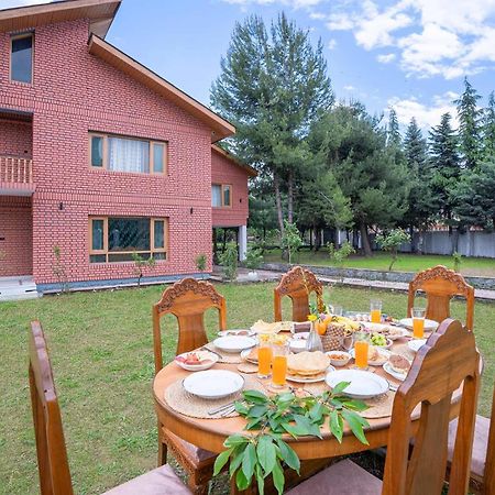 Stayvista At Pinewood Villa - Pet Friendly Villa With Lawn & Pool Table Srīnagar 외부 사진