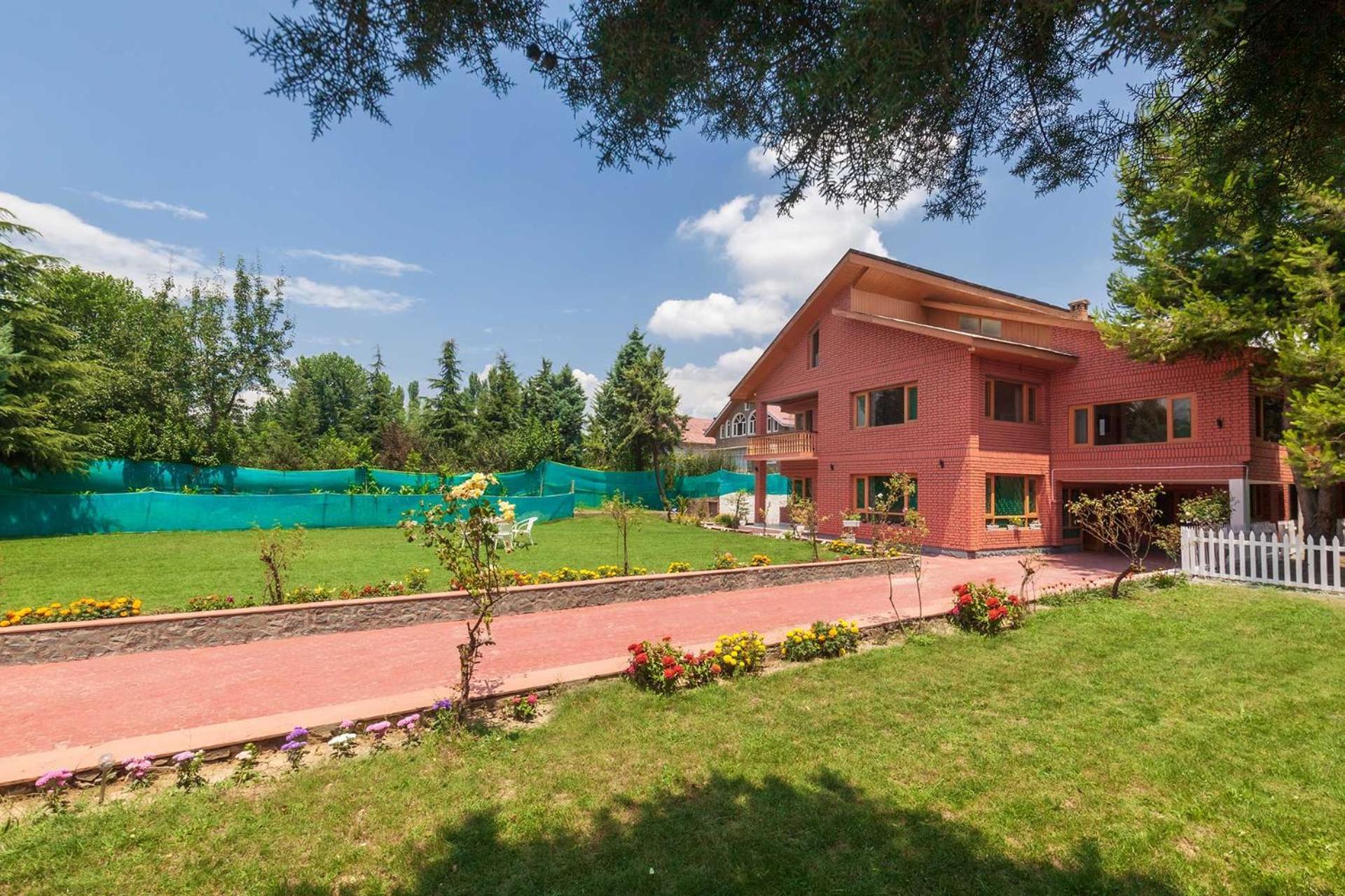 Stayvista At Pinewood Villa - Pet Friendly Villa With Lawn & Pool Table Srīnagar 외부 사진
