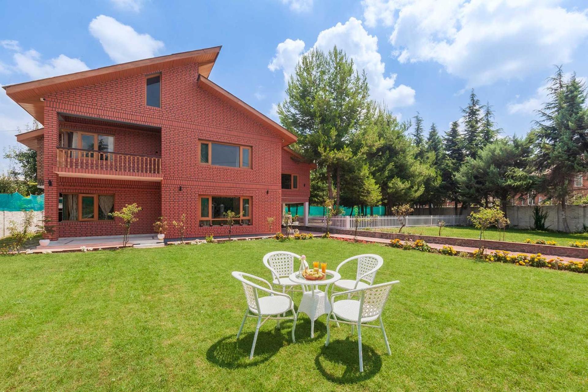 Stayvista At Pinewood Villa - Pet Friendly Villa With Lawn & Pool Table Srīnagar 외부 사진