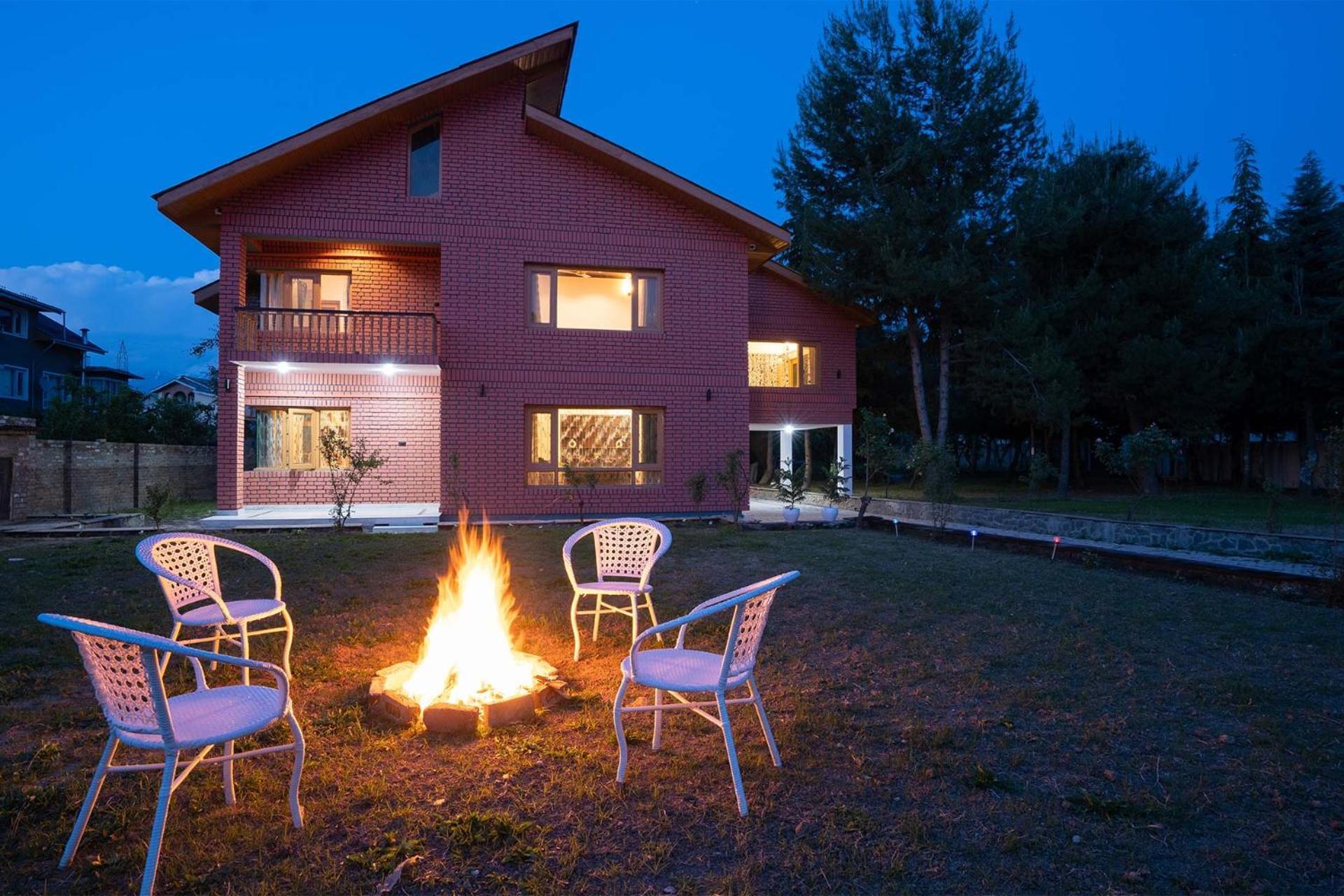 Stayvista At Pinewood Villa - Pet Friendly Villa With Lawn & Pool Table Srīnagar 외부 사진