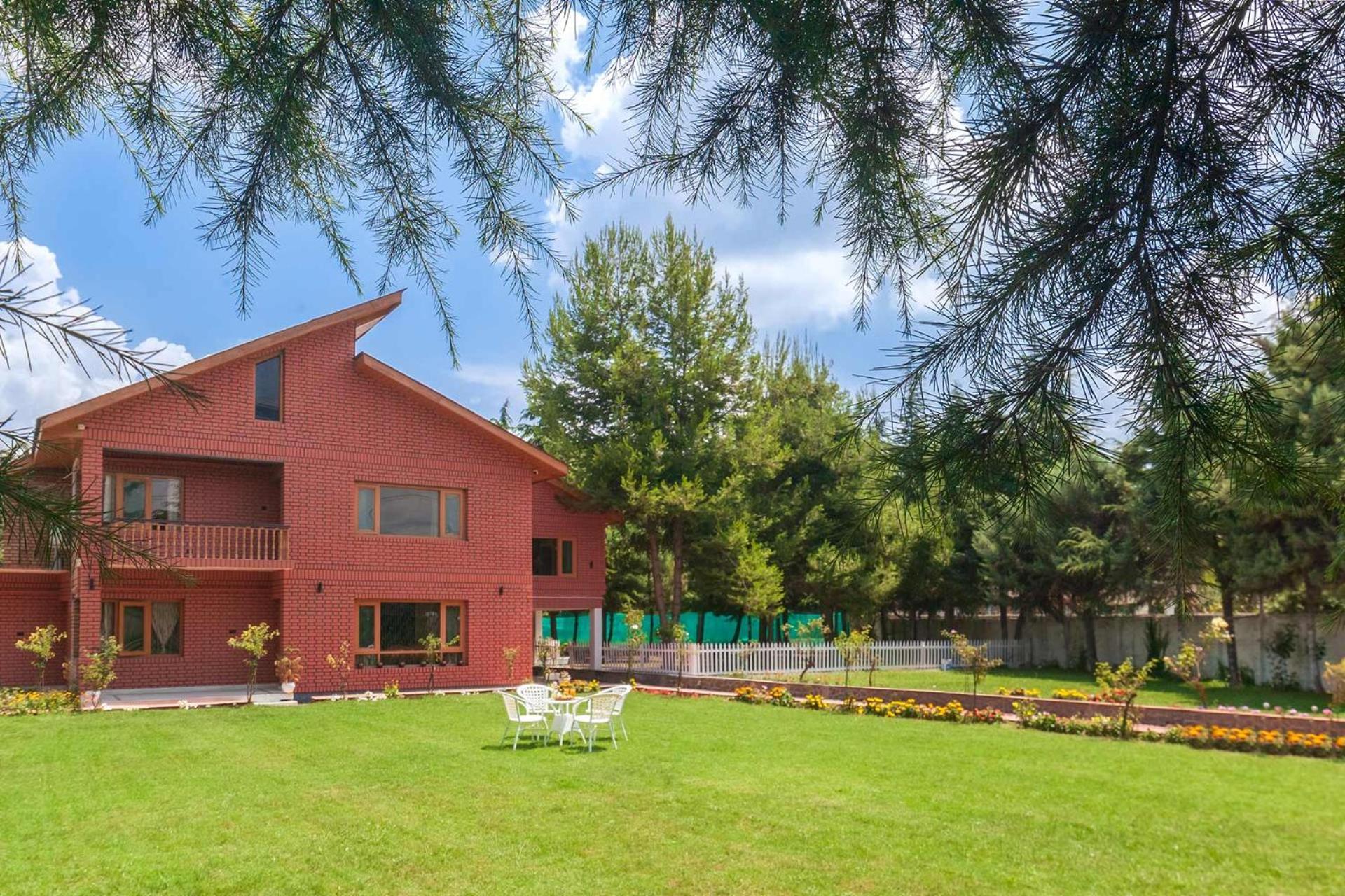 Stayvista At Pinewood Villa - Pet Friendly Villa With Lawn & Pool Table Srīnagar 외부 사진