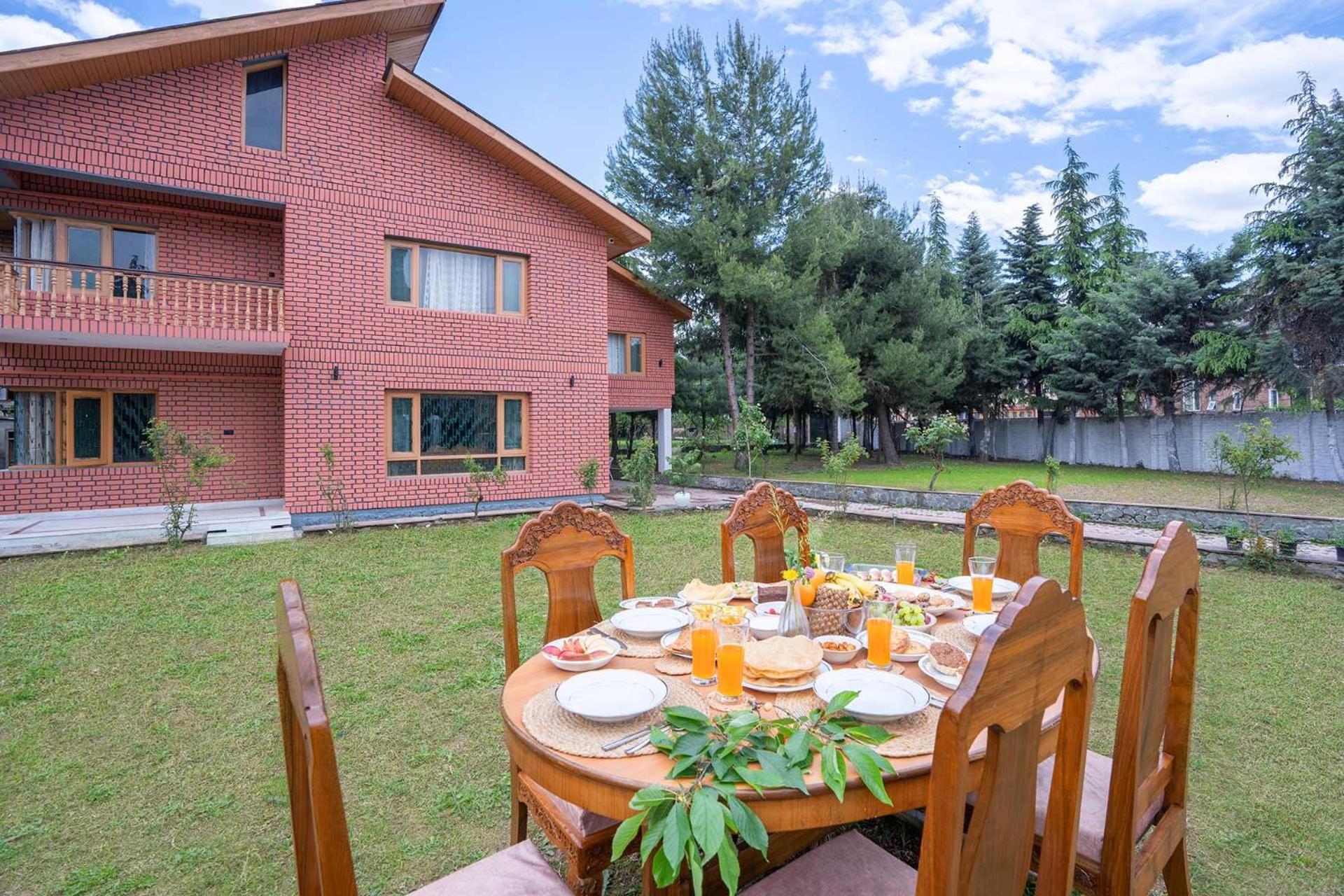 Stayvista At Pinewood Villa - Pet Friendly Villa With Lawn & Pool Table Srīnagar 외부 사진